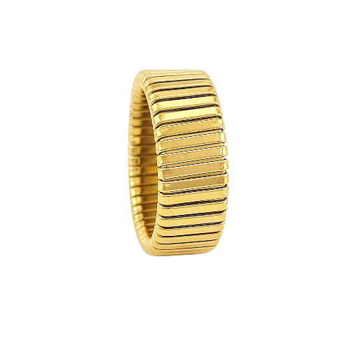 Bague dorée extensible à surface rainurée posée sur fond clair