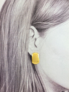 Boucle d’oreille dorée incurvée effet miroir en acier inoxydable – modèle Gloss Drop