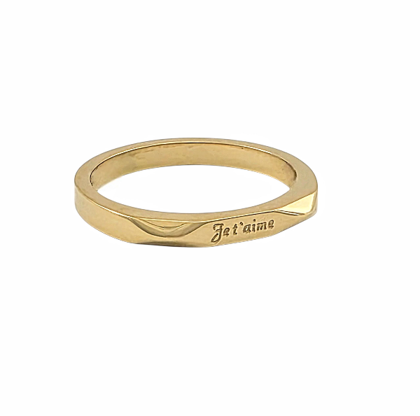 Bague dorée gravée avec l’inscription "Je t’aime", au design simple et romantique