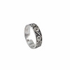 Bague jonc en argent sterling avec design de spirales tourbillonnantes, fini oxydé contrasté, vue d'angle montrant les détails du motif