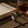 Bague jonc en argent sterling avec design de spirales tourbillonnantes, fini oxydé contrasté, vue d'angle montrant les détails du motif