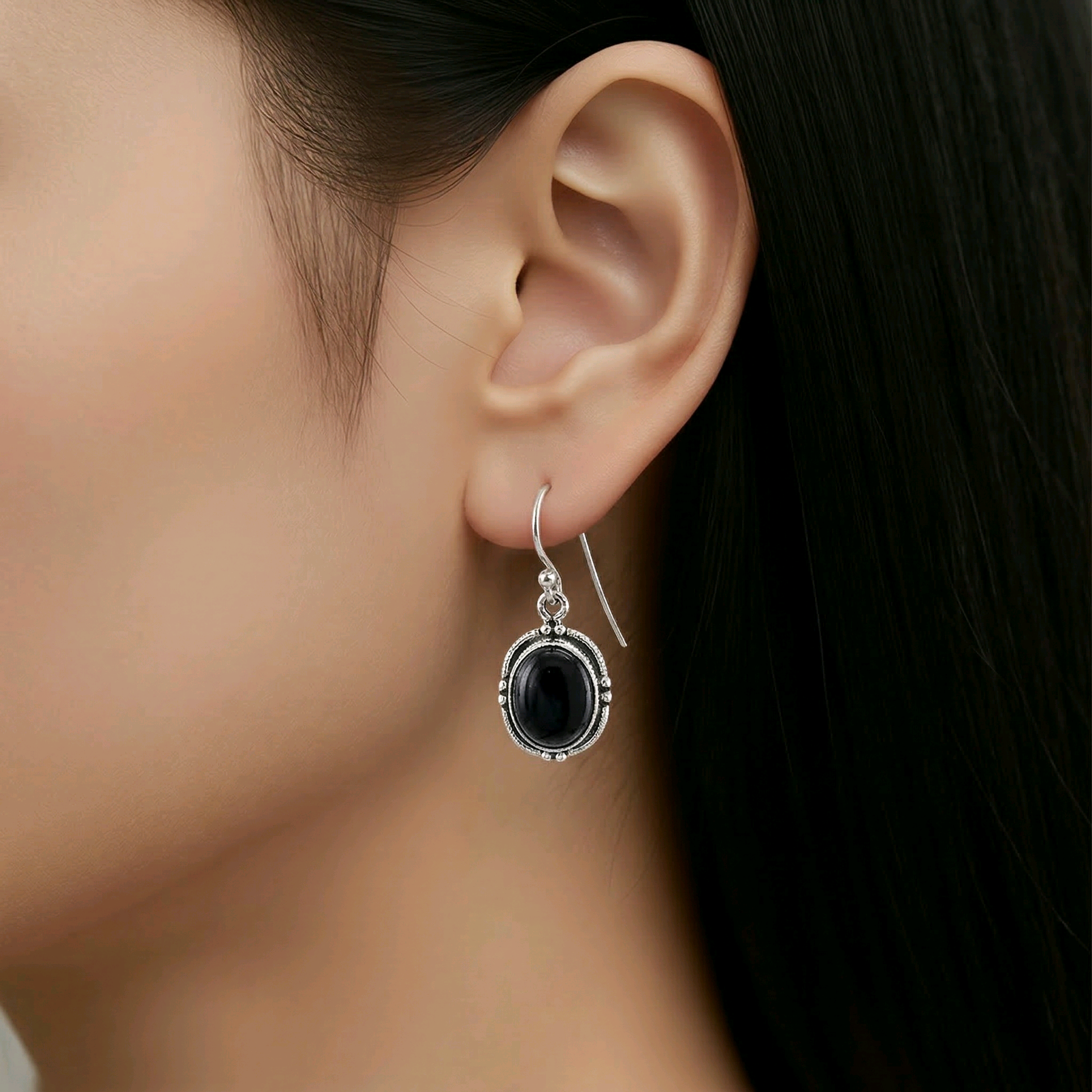 Boucles d'oreilles pendantes en argent sterling 925 oxydé avec onyx noir naturel cabochon ovale, cadre liseré et points granulés, 20x14mm, fond blanc
