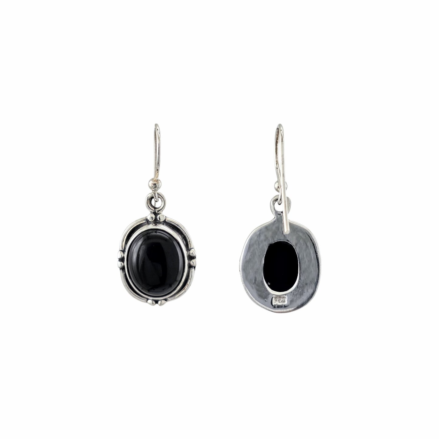 Boucles d'oreilles pendantes en argent sterling 925 oxydé avec onyx noir naturel cabochon ovale, cadre liseré et points granulés, 20x14mm, fond blanc