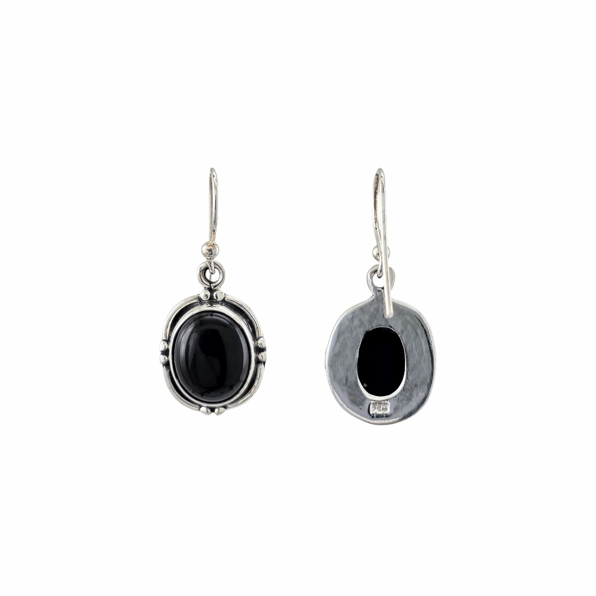 Boucles d'oreilles pendantes en argent sterling 925 oxydé avec onyx noir naturel cabochon ovale, cadre liseré et points granulés, 20x14mm, fond blanc
