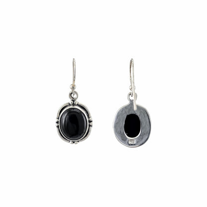 Boucles d'oreilles pendantes en argent sterling 925 oxydé avec onyx noir naturel cabochon ovale, cadre liseré et points granulés, 20x14mm, fond blanc