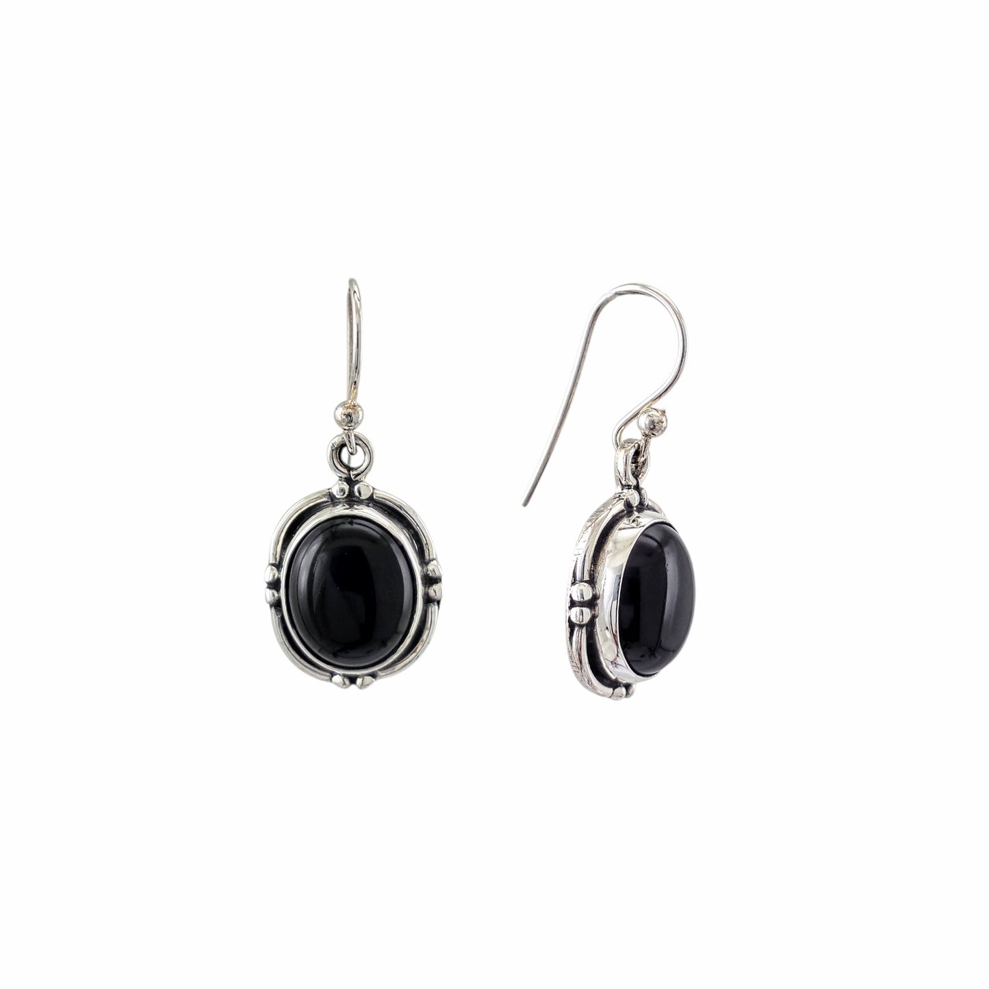 Boucles d'oreilles pendantes en argent sterling 925 oxydé avec onyx noir naturel cabochon ovale, cadre liseré et points granulés, 20x14mm, fond blanc