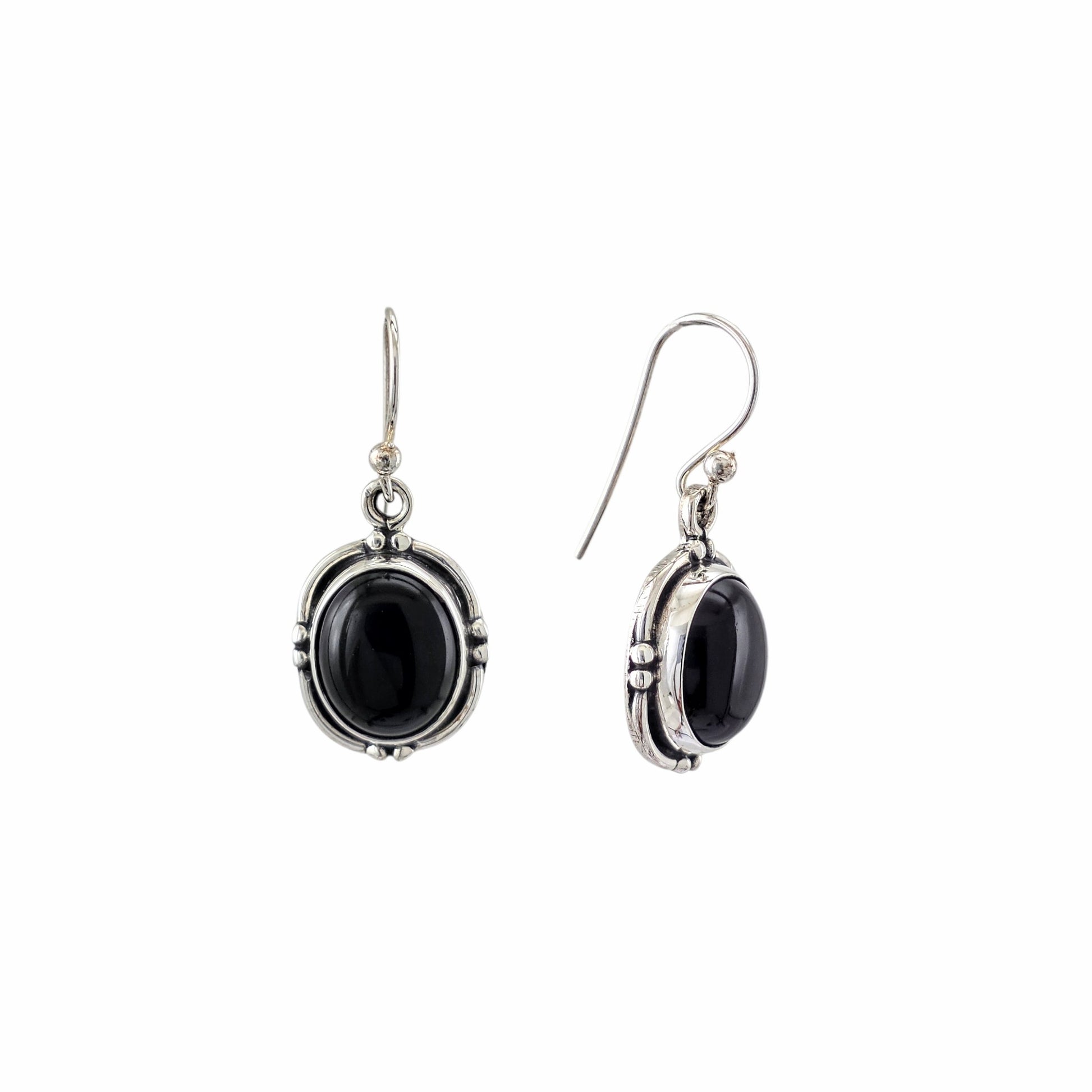Boucles d'oreilles pendantes en argent sterling 925 oxydé avec onyx noir naturel cabochon ovale, cadre liseré et points granulés, 20x14mm, fond blanc