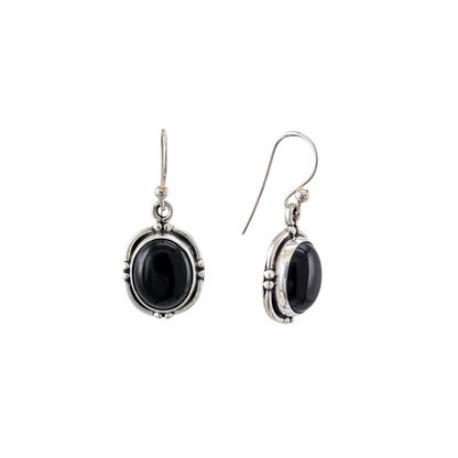 Boucles d'oreilles pendantes en argent sterling 925 oxydé avec onyx noir naturel cabochon ovale, cadre liseré et points granulés, 20x14mm, fond blanc