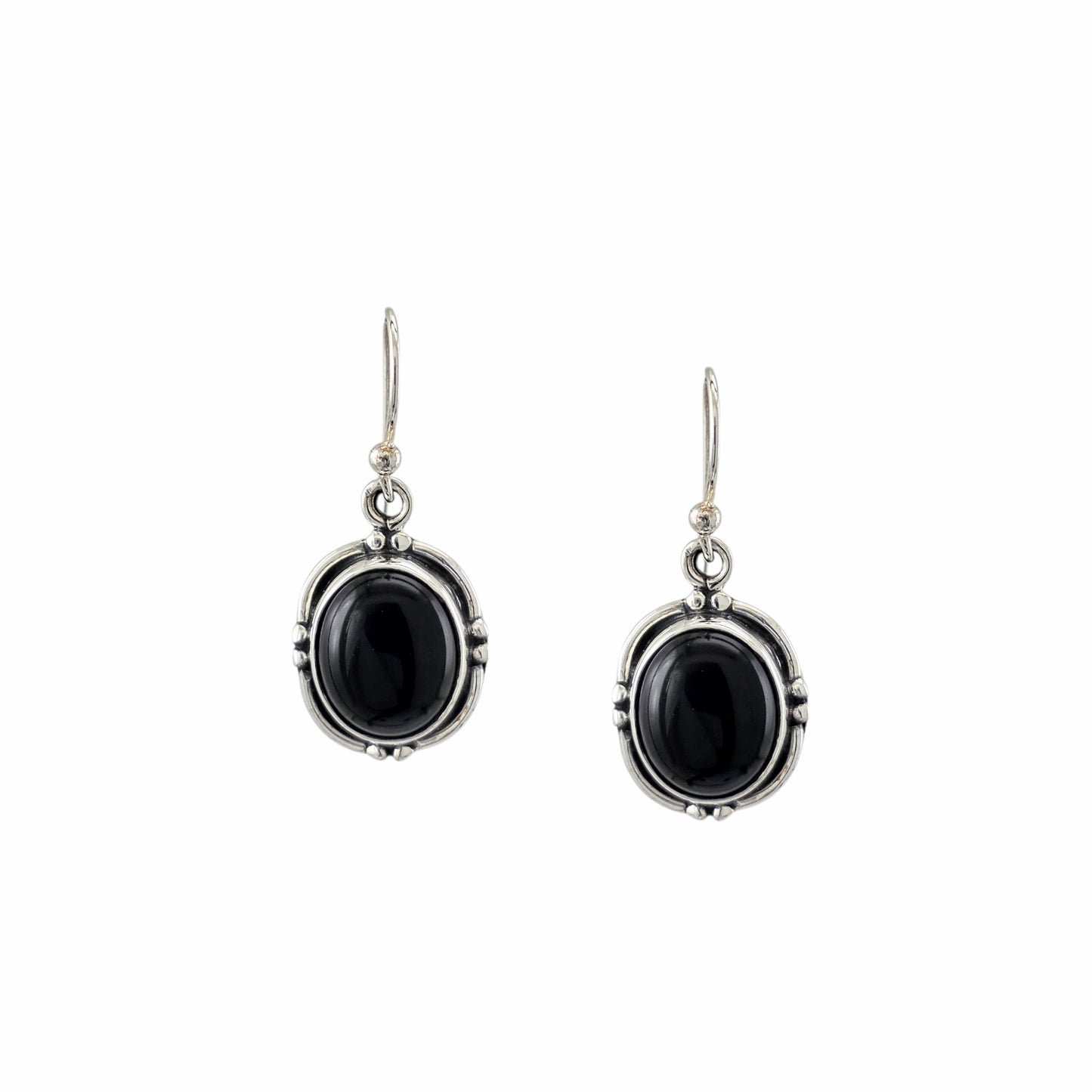Boucles d'oreilles pendantes en argent sterling 925 oxydé avec onyx noir naturel cabochon ovale, cadre liseré et points granulés, 20x14mm, fond blanc
