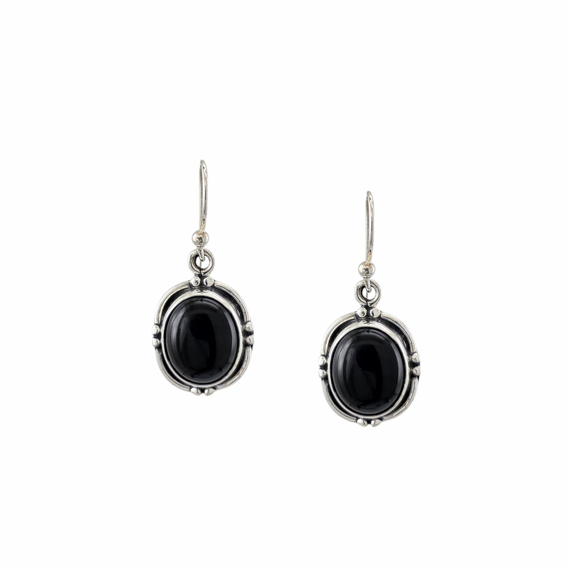 Boucles d'oreilles pendantes en argent sterling 925 oxydé avec onyx noir naturel cabochon ovale, cadre liseré et points granulés, 20x14mm, fond blanc