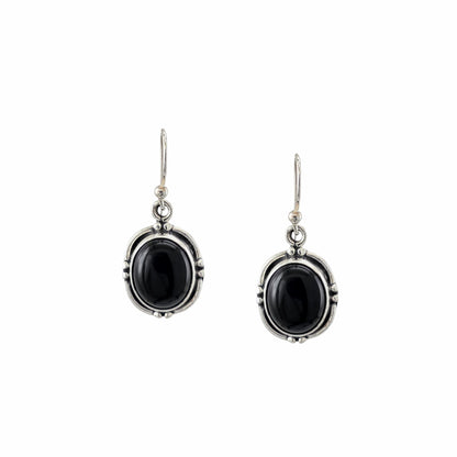 Boucles d'oreilles pendantes en argent sterling 925 oxydé avec onyx noir naturel cabochon ovale, cadre liseré et points granulés, 20x14mm, fond blanc