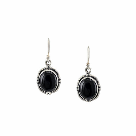 Boucles d'oreilles pendantes en argent sterling 925 oxydé avec onyx noir naturel cabochon ovale, cadre liseré et points granulés, 20x14mm, fond blanc
