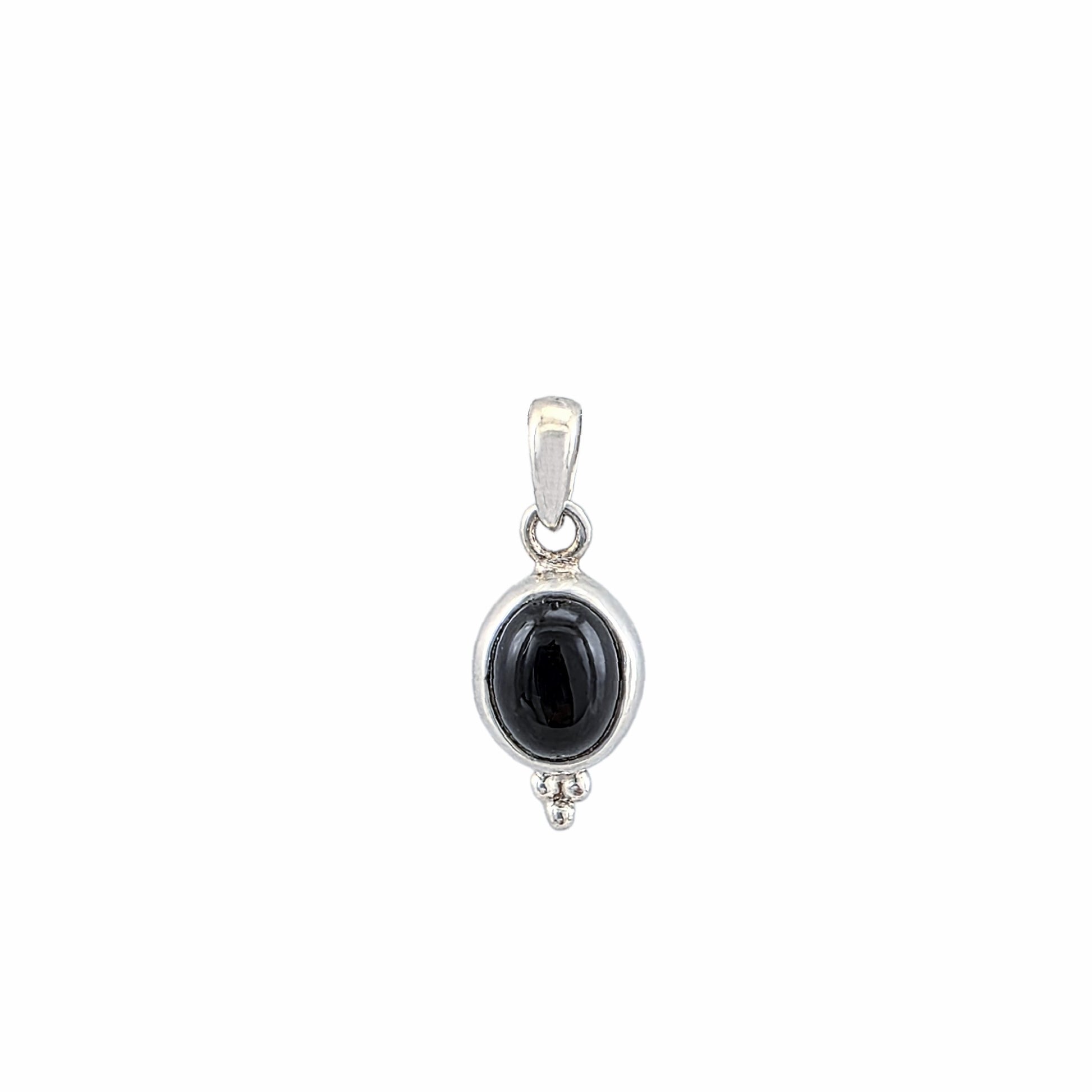 Pendentif onyx noir naturel cabochon ovale serti en argent sterling 925 poli avec détail granulé, 16x10mm, fond blanc