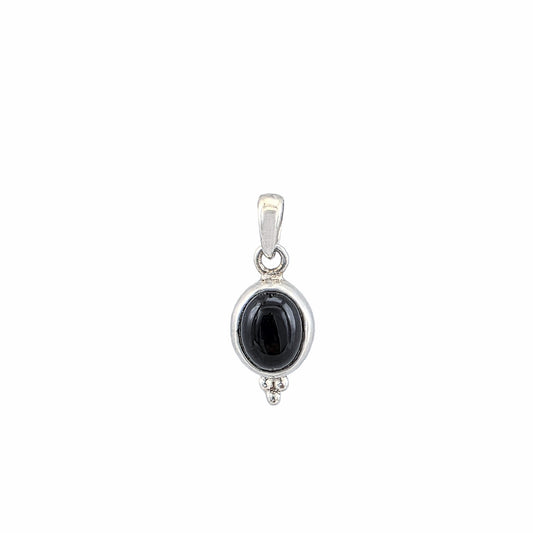 Pendentif onyx noir naturel cabochon ovale serti en argent sterling 925 poli avec détail granulé, 16x10mm, fond blanc