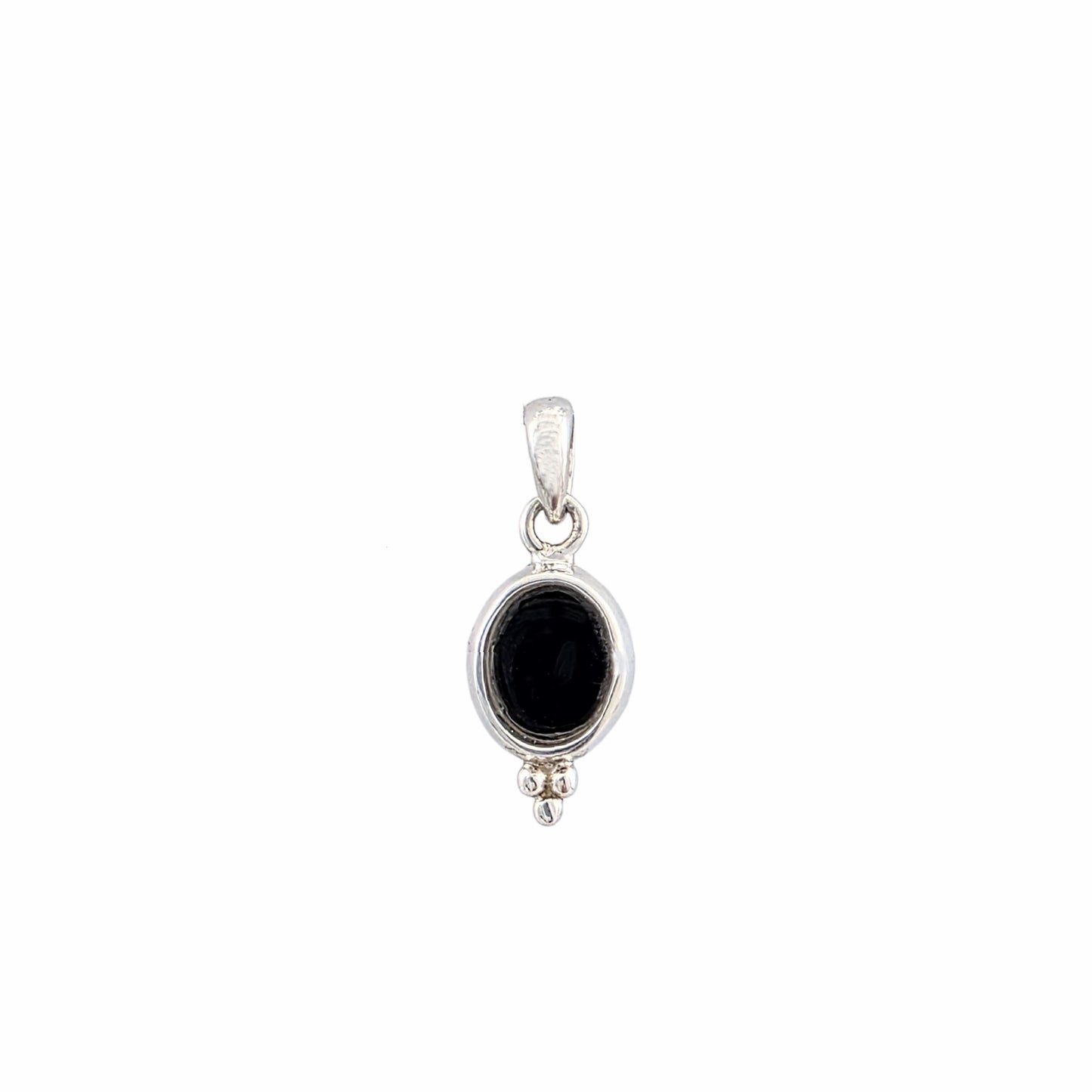 Pendentif onyx noir naturel cabochon ovale serti en argent sterling 925 poli avec détail granulé, 16x10mm, fond blanc