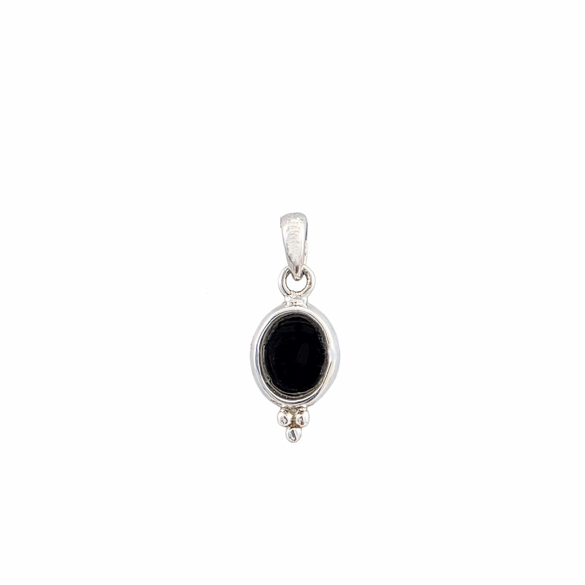 Pendentif onyx noir naturel cabochon ovale serti en argent sterling 925 poli avec détail granulé, 16x10mm, fond blanc