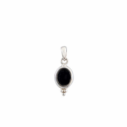 Pendentif onyx noir naturel cabochon ovale serti en argent sterling 925 poli avec détail granulé, 16x10mm, fond blanc