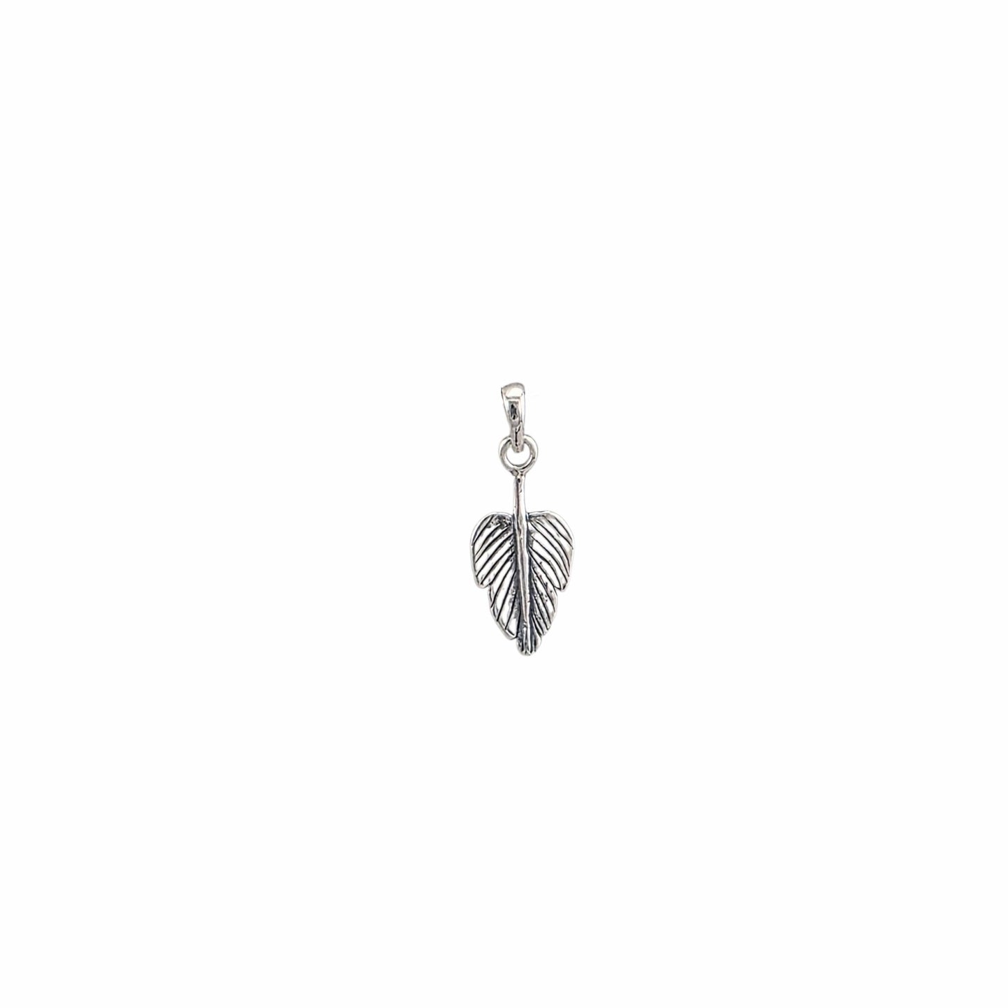 Petit pendentif feuille nervurée en argent sterling 925 oxydé avec nervures gravées en relief depuis tige centrale, 22x10mm, fond blanc