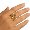 Bague dorée en acier inoxydable au design ouvert et fluide – bijou moderne et chic