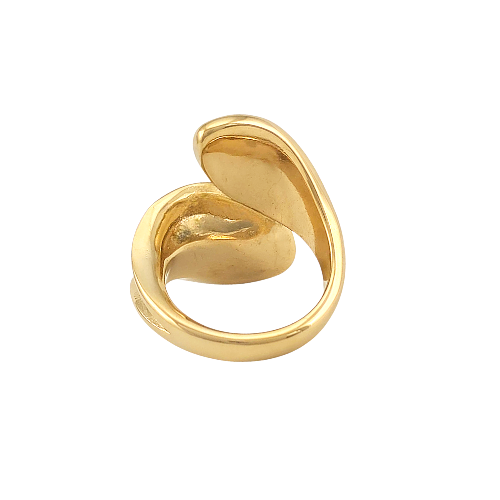 Bague dorée ouverte à double dôme arrondi posée sur fond clair