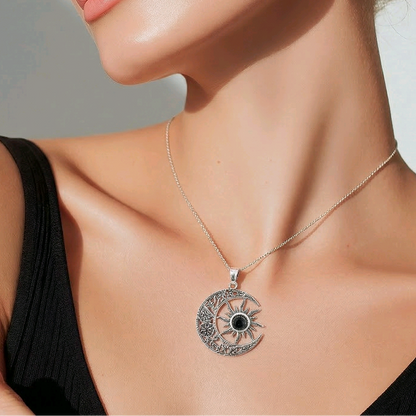 Pendentif lune croissante en argent sterling 925 oxydé avec soleil rayonnant et onyx naturel noir serti au centre, symboles celtiques et vikings ajourés, 25mm, fond blanc