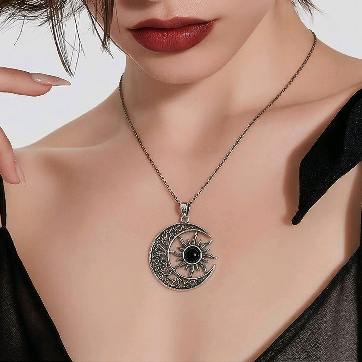 Pendentif lune croissante en argent sterling 925 oxydé avec soleil rayonnant et onyx naturel noir serti au centre, symboles celtiques et vikings ajourés, 25mm, fond blanc