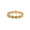Bague dorée fine avec motifs de petites marguerites tout autour, posée sur fond blanc
