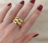 Bague dorée large avec effet tressé et finition brillante, disponible en tailles 6 à 8