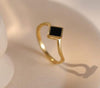 Bague dorée fine avec pierre noire carrée et design graphique, tailles 6 à 8