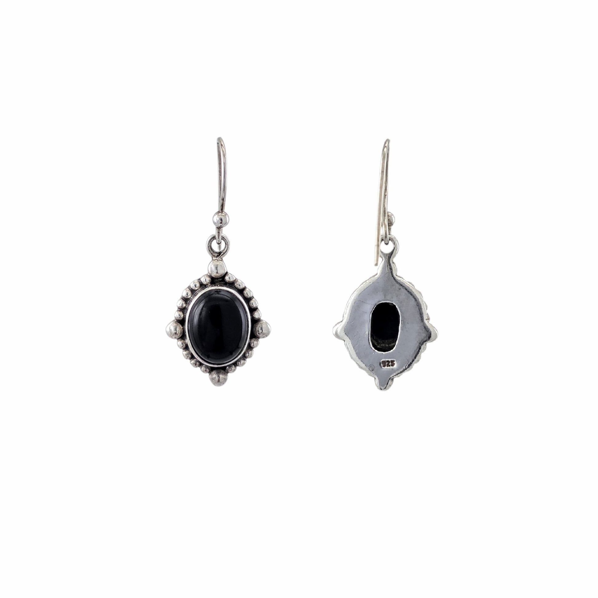 Boucles d'oreilles pendantes en argent sterling 925 oxydé avec onyx noir naturel cabochon ovale et cadre granulé boules d'argent, 20x14mm, fond blanc