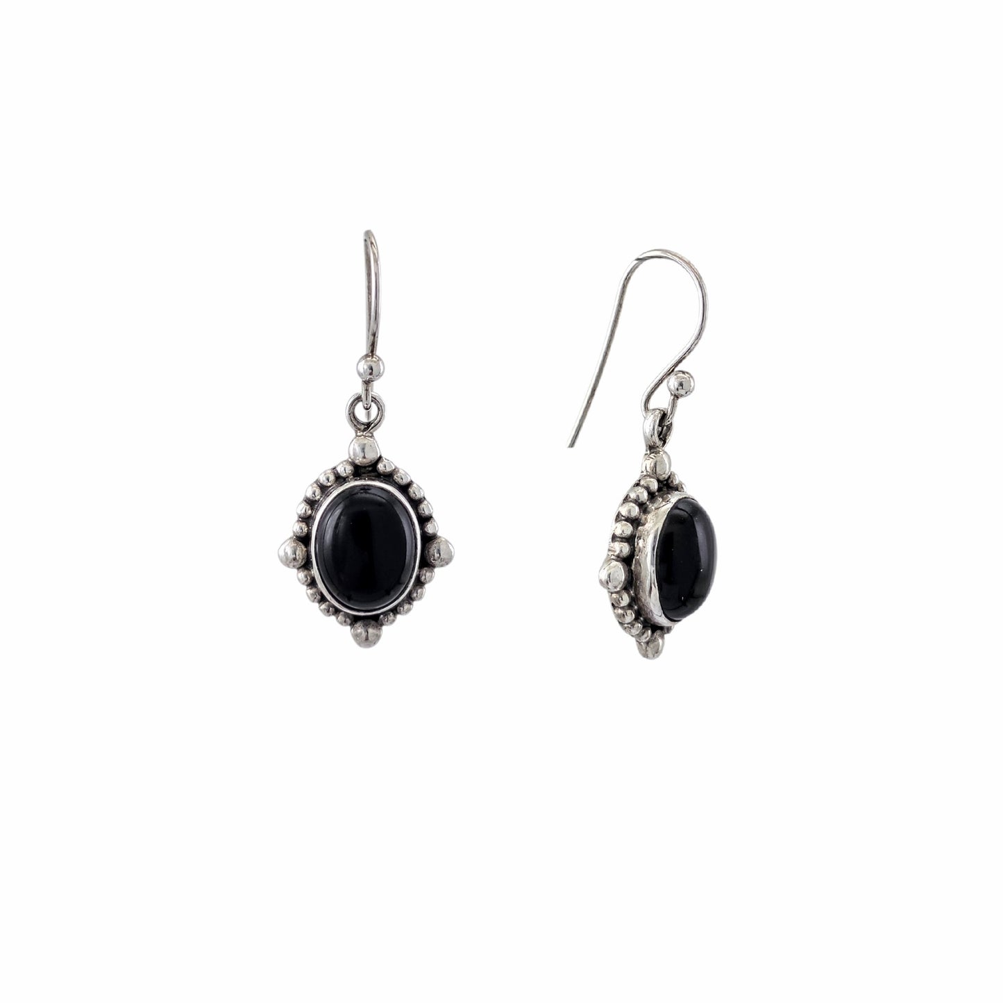 Boucles d'oreilles pendantes en argent sterling 925 oxydé avec onyx noir naturel cabochon ovale et cadre granulé perles d'argent, 20x14mm, fond blanc