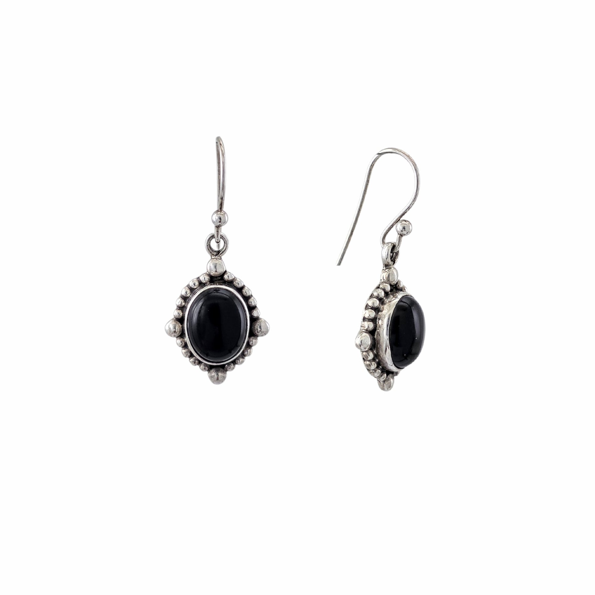 Boucles d'oreilles pendantes en argent sterling 925 oxydé avec onyx noir naturel cabochon ovale et cadre granulé perles d'argent, 20x14mm, fond blanc