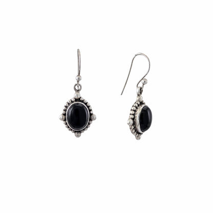 Boucles d'oreilles pendantes en argent sterling 925 oxydé avec onyx noir naturel cabochon ovale et cadre granulé perles d'argent, 20x14mm, fond blanc