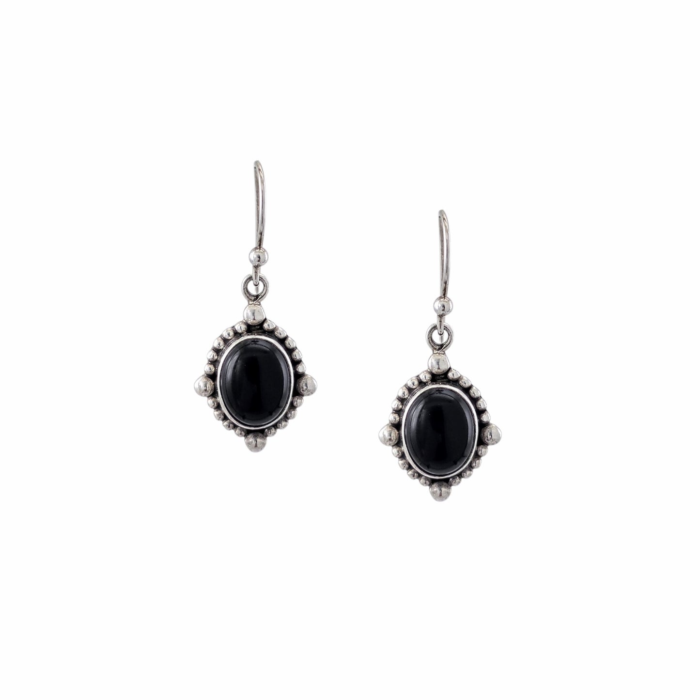 Boucles d'oreilles pendantes en argent sterling 925 oxydé avec onyx noir naturel cabochon ovale et cadre granulé perles d'argent, 20x14mm, fond blanc