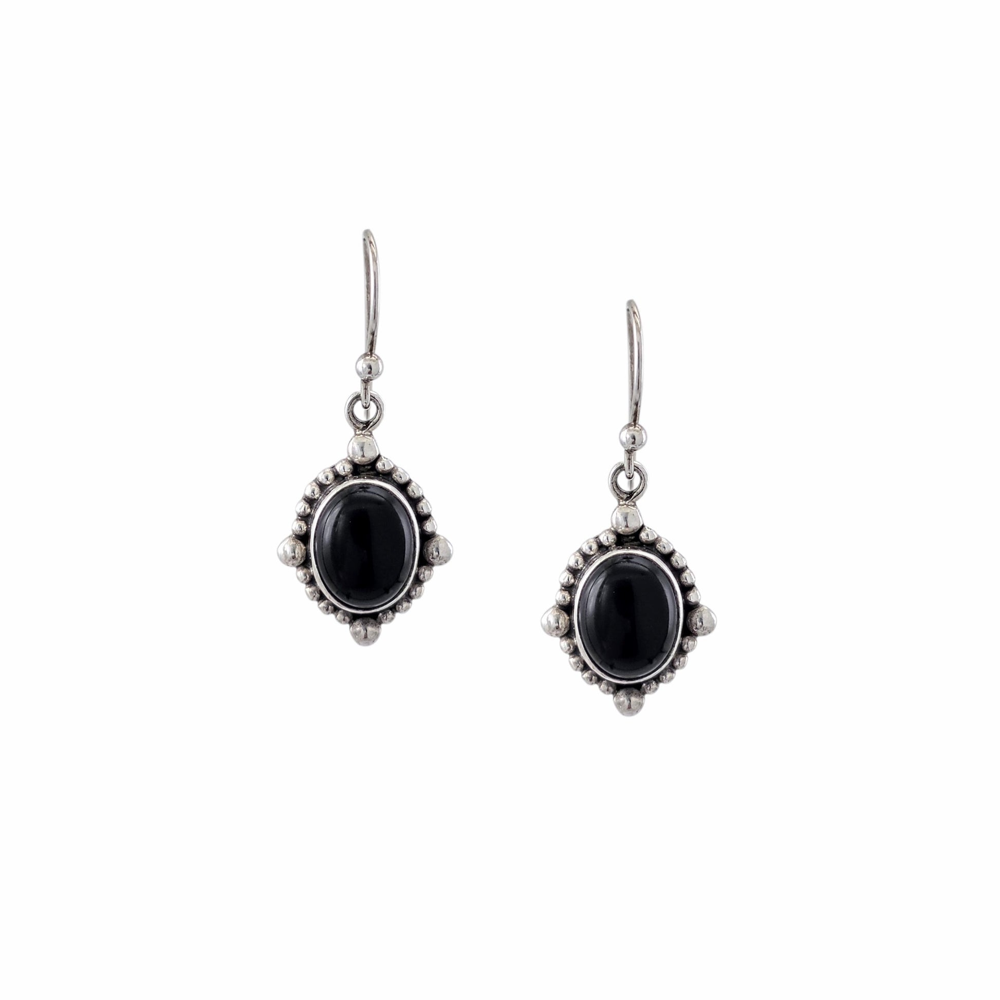 Boucles d'oreilles pendantes en argent sterling 925 oxydé avec onyx noir naturel cabochon ovale et cadre granulé perles d'argent, 20x14mm, fond blanc