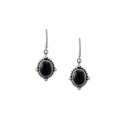 Boucles d'oreilles pendantes en argent sterling 925 oxydé avec onyx noir naturel cabochon ovale et cadre granulé perles d'argent, 20x14mm, fond blanc