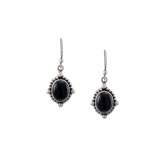 Boucles d'oreilles pendantes en argent sterling 925 oxydé avec onyx noir naturel cabochon ovale et cadre granulé perles d'argent, 20x14mm, fond blanc