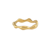 Bague dorée fine ondulée posée sur fond clair