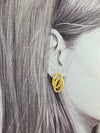 Boucle d’oreille dorée avec trois anneaux entrelacés – modèle Orbitale en acier inoxydable