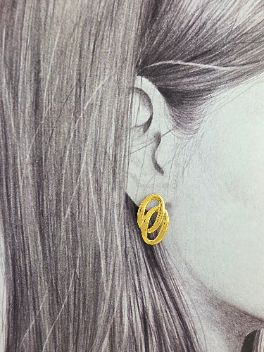 Boucle d’oreille dorée avec trois anneaux entrelacés – modèle Orbitale en acier inoxydable