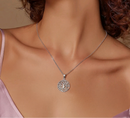 Pendentif médaillon rond arbre de vie en argent sterling 925 oxydé, racines entrelacées et feuilles ajourées gravées, 20mm, fond blanc