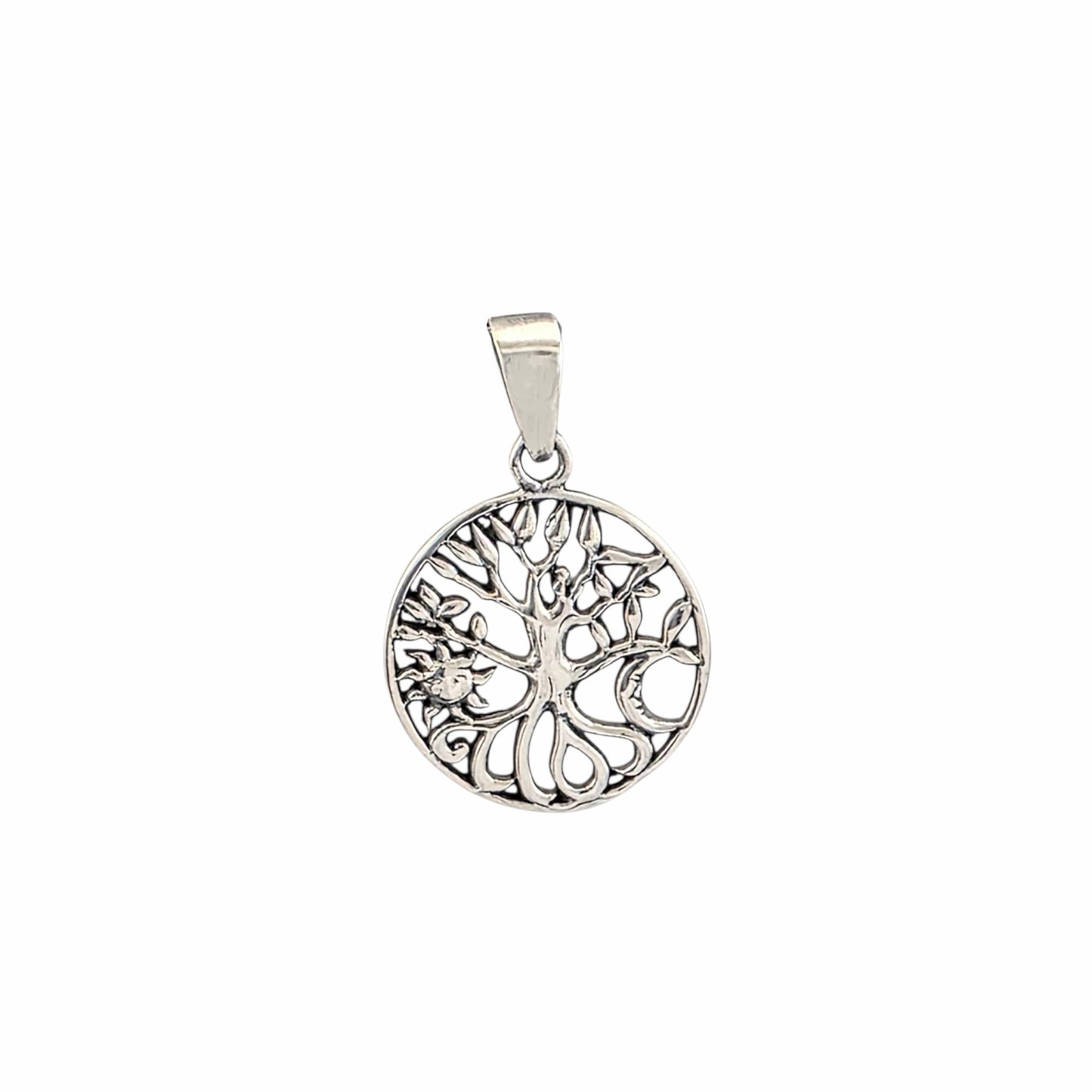 Pendentif médaillon rond arbre de vie en argent sterling 925 oxydé, racines entrelacées et feuilles ajourées gravées, 20mm, fond blanc