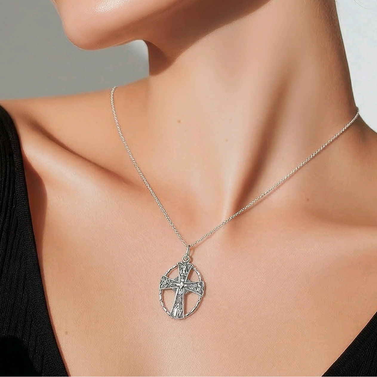 Pendentif croix celtique mariale en argent sterling 925 oxydé, médaillon ovale ajouré avec Vierge Marie et colombe gravées, 27x18mm, fond blanc
