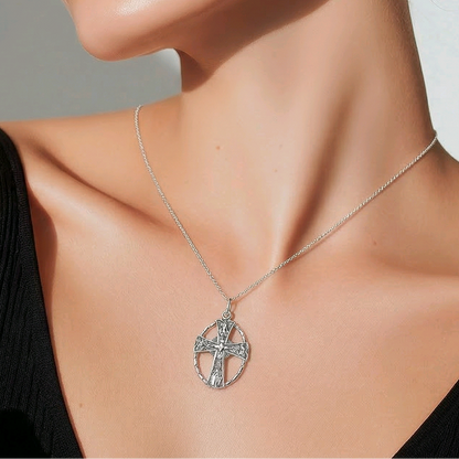 Pendentif croix celtique mariale en argent sterling 925 oxydé, médaillon ovale ajouré avec Vierge Marie et colombe gravées, 27x18mm, fond blanc