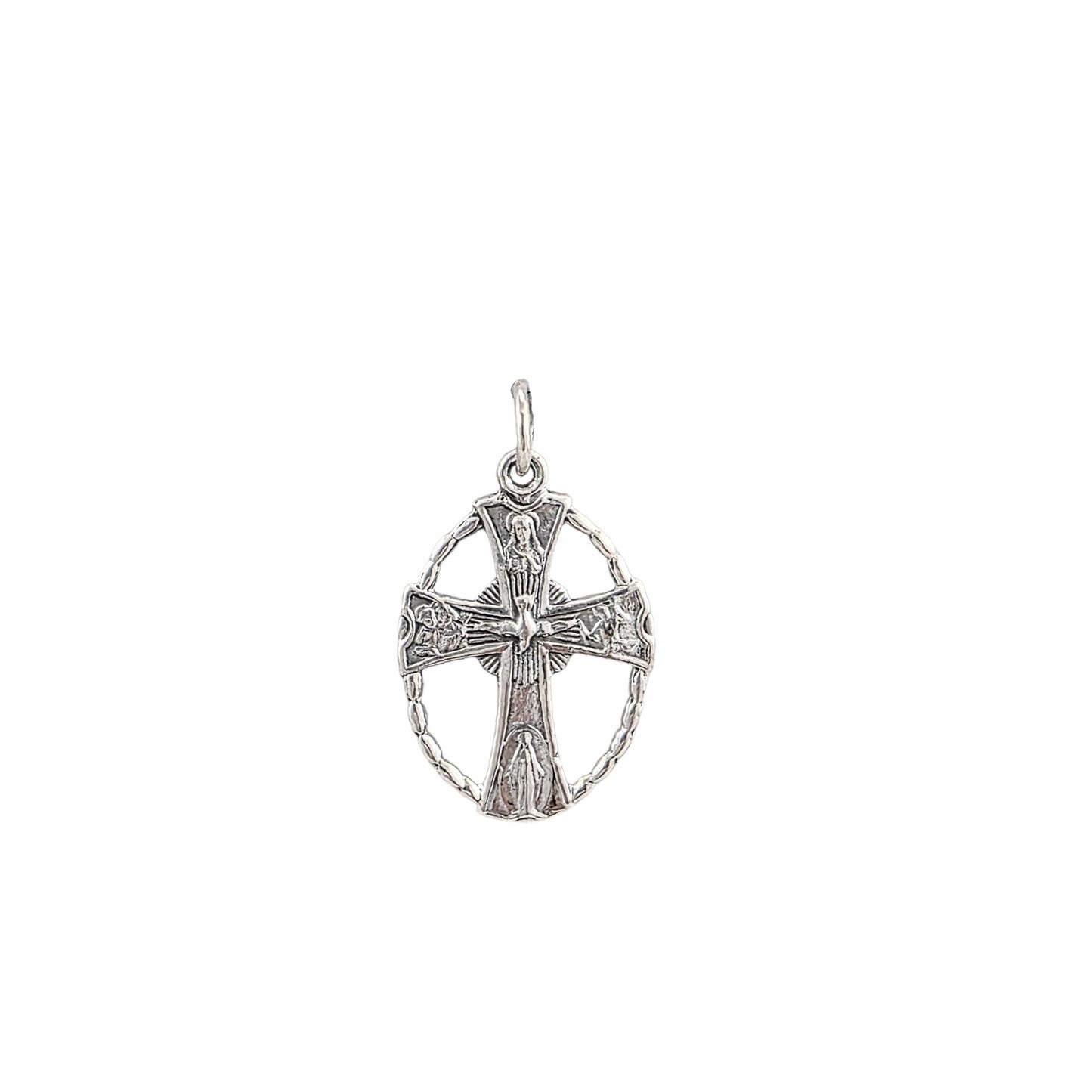 Pendentif croix celtique mariale en argent sterling 925 oxydé, médaillon ovale ajouré avec Vierge Marie et colombe gravées, 27x18mm, fond blanc