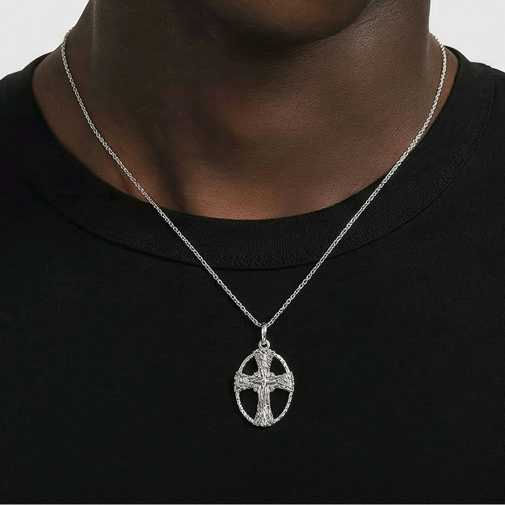Pendentif croix celtique mariale en argent sterling 925 oxydé, médaillon ovale ajouré avec Vierge Marie et colombe gravées, 27x18mm, fond blanc