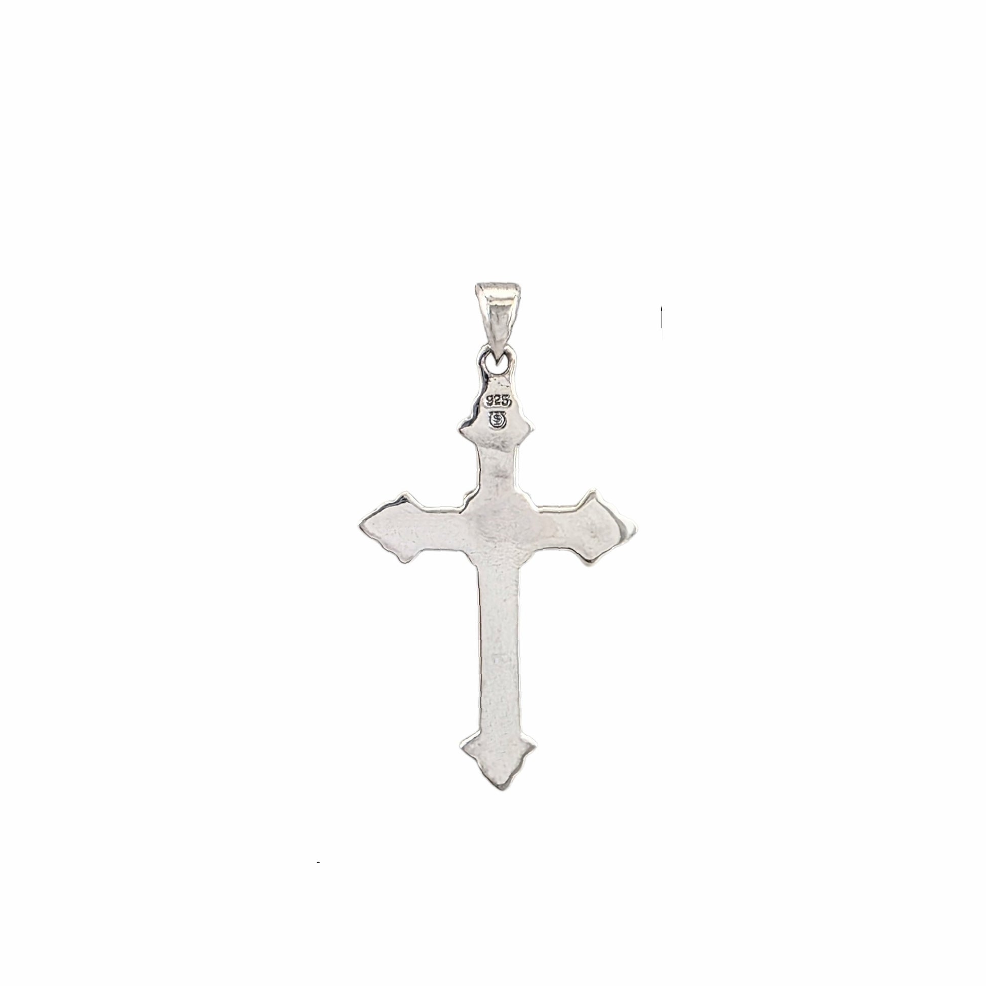 Pendentif croix gothique ornée en argent sterling 925 oxydé avec zircon ovale serti au centre, détails granulés en relief, 48x26mm, fond blanc