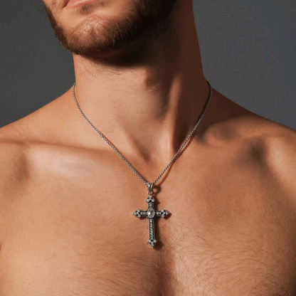 Pendentif croix gothique ornée en argent sterling 925 oxydé avec zircon ovale serti au centre, détails granulés en relief, 48x26mm, fond blanc