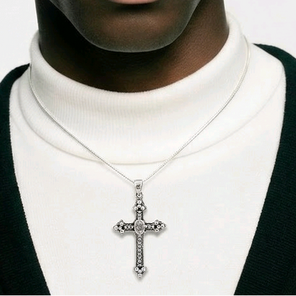 Pendentif croix gothique ornée en argent sterling 925 oxydé avec zircon ovale serti au centre, détails granulés en relief, 48x26mm, fond blanc
