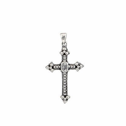 Pendentif croix gothique ornée en argent sterling 925 oxydé avec zircon ovale serti au centre, détails granulés en relief, 48x26mm, fond blanc